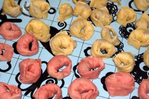 Tortellini ( bicolori ) de casa, cu ciuperci si cascaval