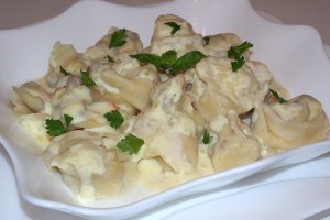 Tortellini ( bicolori ) de casa, cu ciuperci si cascaval
