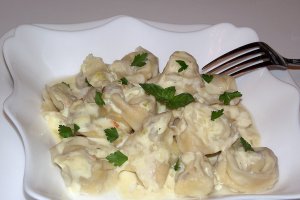 Tortellini ( bicolori ) de casa, cu ciuperci si cascaval