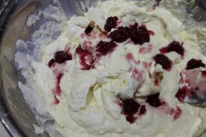 Desert tarta cu branza si dulceata de zmeura