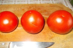 Aperitiv de post: rosii umplute cu salata de vinete