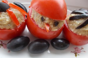 Aperitiv de post: rosii umplute cu salata de vinete