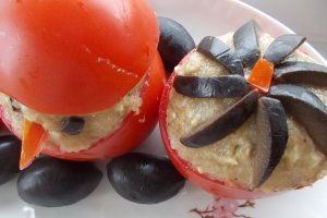 Aperitiv de post: rosii umplute cu salata de vinete