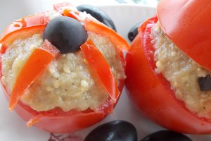 Aperitiv de post: rosii umplute cu salata de vinete