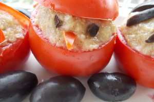 Aperitiv de post: rosii umplute cu salata de vinete