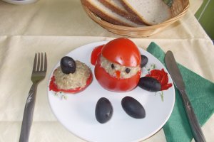 Aperitiv de post: rosii umplute cu salata de vinete