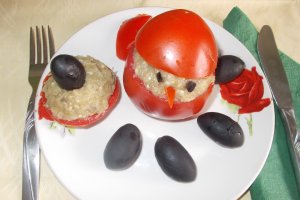 Aperitiv de post: rosii umplute cu salata de vinete