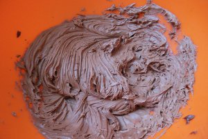 Desert tort cu crema de zmeura, de ciocolata si glazura de ciocolata alba