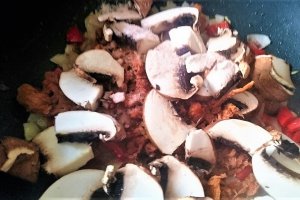 Tocanita de pui cu smantana si doua feluri de ciuperci