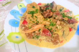 Tocanita de pui cu smantana si doua feluri de ciuperci