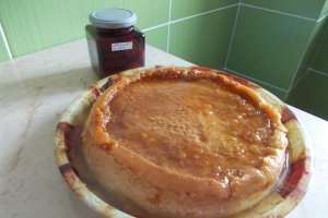 Desert crema de caramel cu dulceata de capsuni