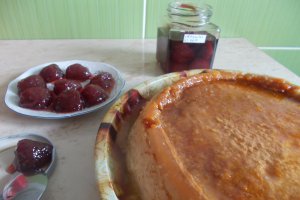 Desert crema de caramel cu dulceata de capsuni