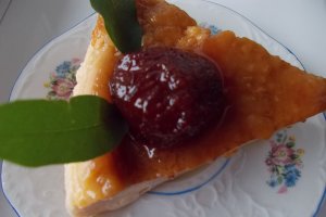Desert crema de caramel cu dulceata de capsuni
