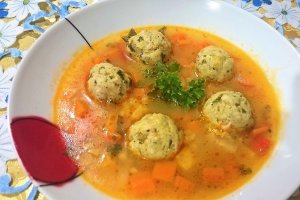 Ciorba cu perisoare de pui si oregano