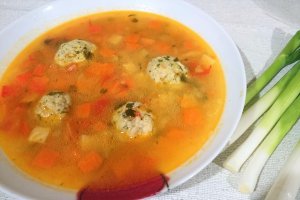 Ciorba cu perisoare de pui si oregano