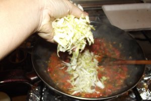 Varza cu afumatura la tigaia wok