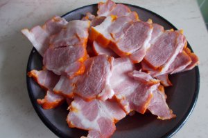 Cartofi cu ceapa, kaiser si cascaval la cuptor