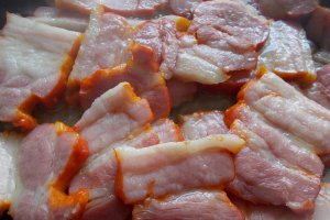 Cartofi cu ceapa, kaiser si cascaval la cuptor