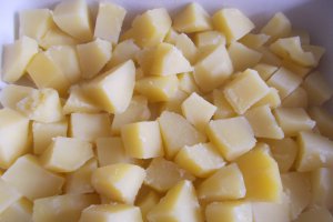 Cartofi cu ceapa, kaiser si cascaval la cuptor
