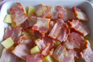 Cartofi cu ceapa, kaiser si cascaval la cuptor