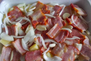 Cartofi cu ceapa, kaiser si cascaval la cuptor