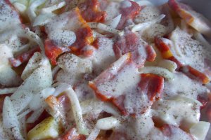 Cartofi cu ceapa, kaiser si cascaval la cuptor