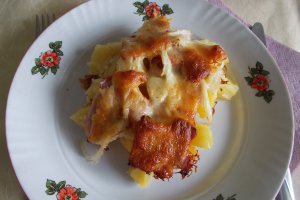 Cartofi cu ceapa, kaiser si cascaval la cuptor