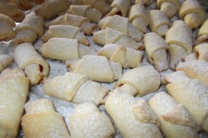 Desert cornulete fragede cu rahat