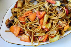 Noodles cu legume reteta asiatica simpla si rapida