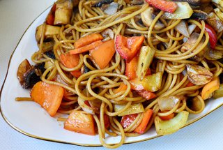 Noodles cu legume reteta asiatica simpla si rapida