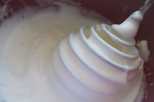 Desert briose cu ciocolata si visine din dulceata