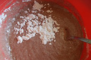 Desert briose cu ciocolata si visine din dulceata