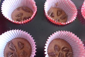 Desert briose cu ciocolata si visine din dulceata