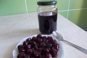 Desert briose cu ciocolata si visine din dulceata