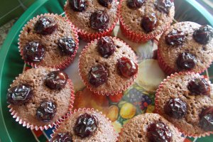 Desert briose cu ciocolata si visine din dulceata