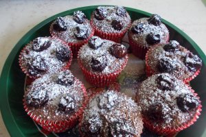 Desert briose cu ciocolata si visine din dulceata