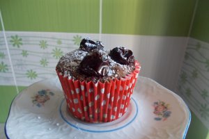 Desert briose cu ciocolata si visine din dulceata