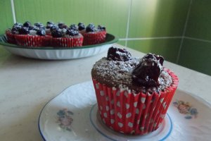 Desert briose cu ciocolata si visine din dulceata