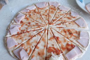 Aperitiv cornulete pizza