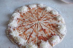 Aperitiv cornulete pizza