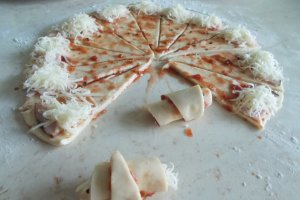 Aperitiv cornulete pizza