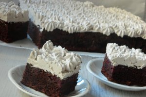 Desert prajitura neagra cu visine si crema de unt cu bezea elvetiana
