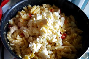 Fusilli cu pui, legume si branza de burduf, in lapte