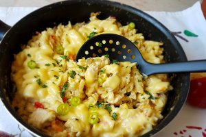 Fusilli cu pui, legume si branza de burduf, in lapte