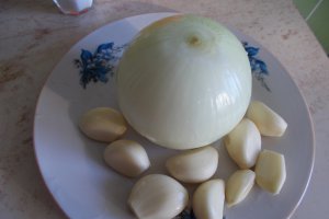 Pulpe superioare de pui in sos de ceapa, cu cartofi natur si castraveti murati