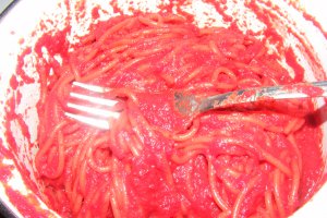 Spaghete cu crema de sfecla coapta in cuptor