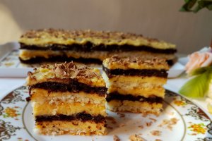 Desert prajitura in straturi cu crema de vanilie