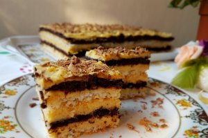 Desert prajitura in straturi cu crema de vanilie