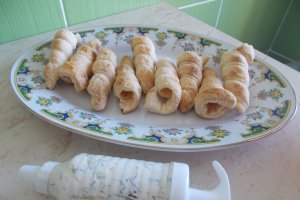 Aperitiv rulouri umplute cu branza