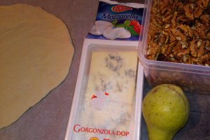 Pizza cu nuci, pere si gorgonzola
